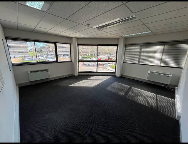 1,960M² OFFICE TO LET IN PINELANDS